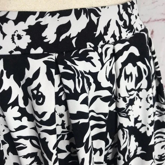 ADRIENNE VITTADINI XS Floral Black & White Box Pleat A-Line Swing Skater Skirt - Picture 5 of 13